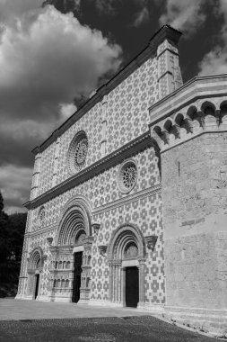L 'Aquila, Abruzzo, Santa Maria di Collemaggio Bazilikası, şehrin 1288 yılından kalma dini bir sembolü.