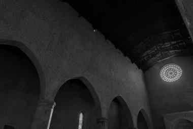 L 'Aquila, Abruzzo, Santa Maria di Collemaggio Bazilikası, şehrin 1288 yılından kalma dini bir sembolü.