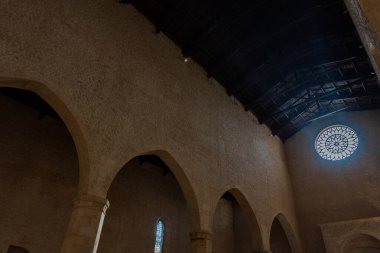 L 'Aquila, Abruzzo, Santa Maria di Collemaggio Bazilikası, şehrin 1288 yılından kalma dini bir sembolü.