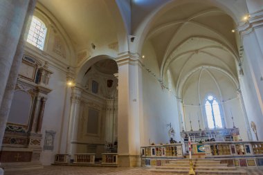 L 'Aquila, Abruzzo, Santa Maria di Collemaggio Bazilikası, şehrin 1288 yılından kalma dini bir sembolü.