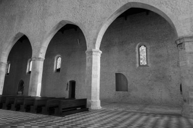 L 'Aquila, Abruzzo, Santa Maria di Collemaggio Bazilikası, şehrin 1288 yılından kalma dini bir sembolü.