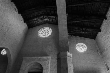 L 'Aquila, Abruzzo, Santa Maria di Collemaggio Bazilikası, şehrin 1288 yılından kalma dini bir sembolü.