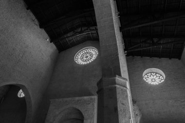 L 'Aquila, Abruzzo, Santa Maria di Collemaggio Bazilikası, şehrin 1288 yılından kalma dini bir sembolü.