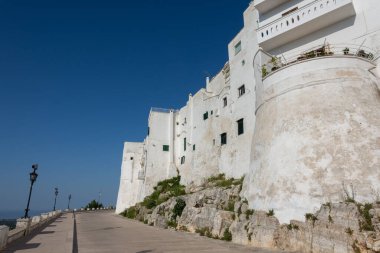 Ostuni. Puglia 'nın Brindisi iline bağlı 30 963 nüfuslu İtalyan belediyesi. Geçmişte tamamen beyaza boyanmış olan tarihi merkeziyle Beyaz Şehir olarak da bilinir..