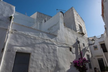 Ostuni. Puglia 'nın Brindisi iline bağlı 30 963 nüfuslu İtalyan belediyesi. Geçmişte tamamen beyaza boyanmış olan tarihi merkeziyle Beyaz Şehir olarak da bilinir..