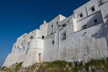 Ostuni. Puglia 'nın Brindisi iline bağlı 30 963 nüfuslu İtalyan belediyesi. Geçmişte tamamen beyaza boyanmış olan tarihi merkeziyle Beyaz Şehir olarak da bilinir..