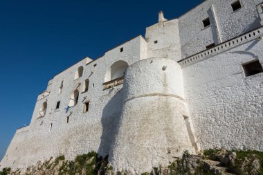 Ostuni. Puglia 'nın Brindisi iline bağlı 30 963 nüfuslu İtalyan belediyesi. Geçmişte tamamen beyaza boyanmış olan tarihi merkeziyle Beyaz Şehir olarak da bilinir..
