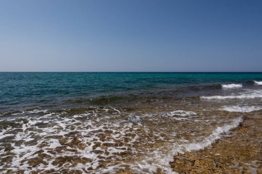 Ostuni, Brindisi, Puglia. Temiz ve berrak suların ve Adriyatik 'in harika kıyılarının muhteşem manzarası..