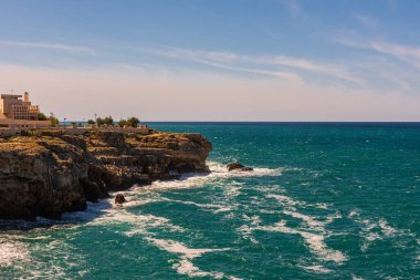 Kısrak başına polignano. Puglia, Almanya 'nın Bari eyaletinde yer alan bir şehirdir. Şehrin en eski kısmı Adriyatik Denizi 'ne bakan kayalık bir çıkıntının üzerinde duruyor..