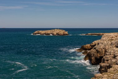 Kısrak başına polignano. Puglia, Almanya 'nın Bari eyaletinde yer alan bir şehirdir. Şehrin en eski kısmı Adriyatik Denizi 'ne bakan kayalık bir çıkıntının üzerinde duruyor..