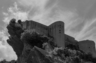 Roccascalegna, Ortaçağ Şatosu. Roccascalegna Şatosu, Chieti ilinin Roccascalegna belediyesine bağlı bir savunma yapısıdır..