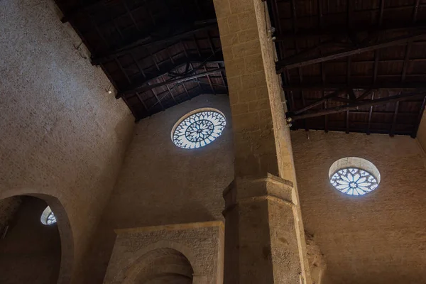 L 'Aquila, Abruzzo, Santa Maria di Collemaggio Bazilikası, şehrin 1288 yılından kalma dini bir sembolü.