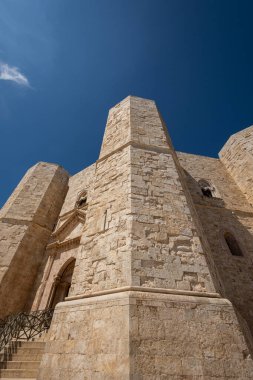 Andria, Puglia, Castel del Monte. Castel del Monte, Kutsal Roma İmparatoru 2. Frederick tarafından Puglia 'nın batısındaki Murge platosunda inşa edilen 13. yüzyıldan kalma bir kaledir..