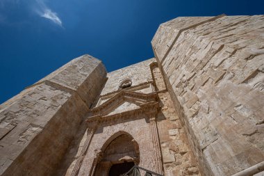 Andria, Puglia, Castel del Monte. Castel del Monte, Kutsal Roma İmparatoru 2. Frederick tarafından Puglia 'nın batısındaki Murge platosunda inşa edilen 13. yüzyıldan kalma bir kaledir..
