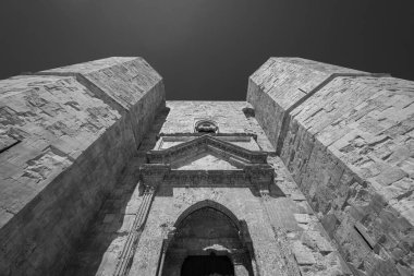 Andria, Puglia, Castel del Monte. Castel del Monte, Kutsal Roma İmparatoru 2. Frederick tarafından Puglia 'nın batısındaki Murge platosunda inşa edilen 13. yüzyıldan kalma bir kaledir..