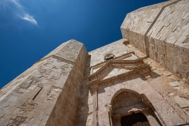 Andria, Puglia, Castel del Monte. Castel del Monte, Kutsal Roma İmparatoru 2. Frederick tarafından Puglia 'nın batısındaki Murge platosunda inşa edilen 13. yüzyıldan kalma bir kaledir..