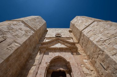 Andria, Puglia, Castel del Monte. Castel del Monte, Kutsal Roma İmparatoru 2. Frederick tarafından Puglia 'nın batısındaki Murge platosunda inşa edilen 13. yüzyıldan kalma bir kaledir..