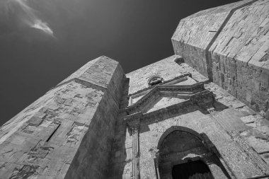 Andria, Puglia, Castel del Monte. Castel del Monte, Kutsal Roma İmparatoru 2. Frederick tarafından Puglia 'nın batısındaki Murge platosunda inşa edilen 13. yüzyıldan kalma bir kaledir..