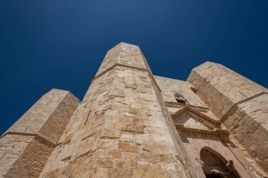 Andria, Puglia, Castel del Monte. Castel del Monte, Kutsal Roma İmparatoru 2. Frederick tarafından Puglia 'nın batısındaki Murge platosunda inşa edilen 13. yüzyıldan kalma bir kaledir..