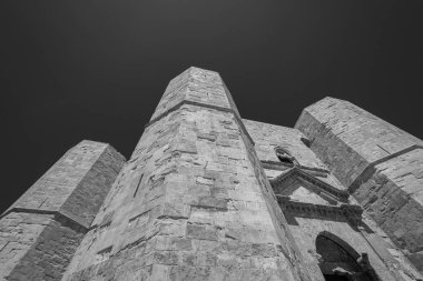 Andria, Puglia, Castel del Monte. Castel del Monte, Kutsal Roma İmparatoru 2. Frederick tarafından Puglia 'nın batısındaki Murge platosunda inşa edilen 13. yüzyıldan kalma bir kaledir..
