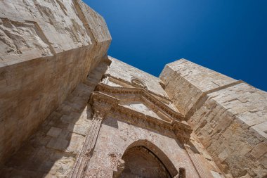 Andria, Puglia, Castel del Monte. Castel del Monte, Kutsal Roma İmparatoru 2. Frederick tarafından Puglia 'nın batısındaki Murge platosunda inşa edilen 13. yüzyıldan kalma bir kaledir..