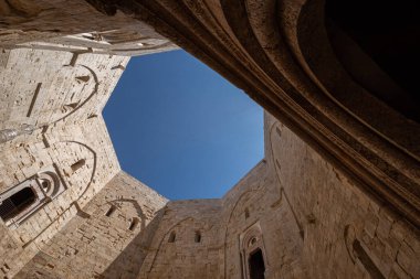Andria, Puglia, Castel del Monte. Castel del Monte, Kutsal Roma İmparatoru 2. Frederick tarafından Puglia 'nın batısındaki Murge platosunda inşa edilen 13. yüzyıldan kalma bir kaledir..