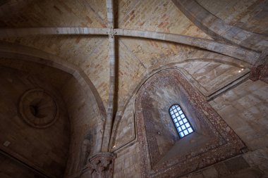 Andria, Puglia, Castel del Monte. Castel del Monte, Kutsal Roma İmparatoru 2. Frederick tarafından Puglia 'nın batısındaki Murge platosunda inşa edilen 13. yüzyıldan kalma bir kaledir..