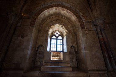 Andria, Puglia, Castel del Monte. Castel del Monte, Kutsal Roma İmparatoru 2. Frederick tarafından Puglia 'nın batısındaki Murge platosunda inşa edilen 13. yüzyıldan kalma bir kaledir..