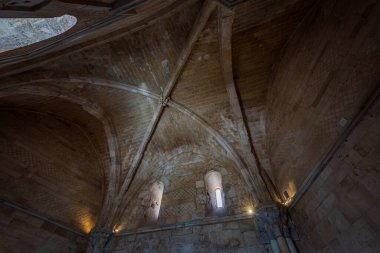 Andria, Puglia, Castel del Monte. Castel del Monte, Kutsal Roma İmparatoru 2. Frederick tarafından Puglia 'nın batısındaki Murge platosunda inşa edilen 13. yüzyıldan kalma bir kaledir..