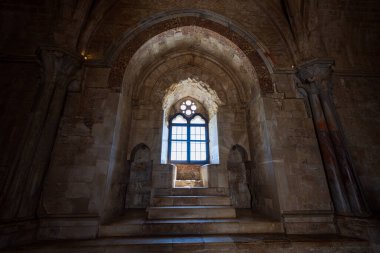 Andria, Puglia, Castel del Monte. Castel del Monte, Kutsal Roma İmparatoru 2. Frederick tarafından Puglia 'nın batısındaki Murge platosunda inşa edilen 13. yüzyıldan kalma bir kaledir..