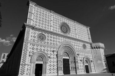 L 'Aquila, Abruzzo, Santa Maria di Collemaggio Bazilikası, şehrin 1288 yılından kalma dini bir sembolü.