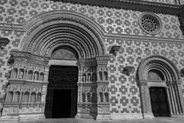 L 'Aquila, Abruzzo, Santa Maria di Collemaggio Bazilikası, şehrin 1288 yılından kalma dini bir sembolü.