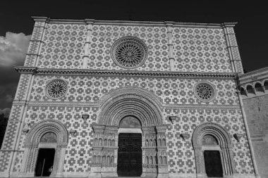 L 'Aquila, Abruzzo, Santa Maria di Collemaggio Bazilikası, şehrin 1288 yılından kalma dini bir sembolü.