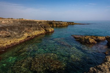 Ostuni, Brindisi, Puglia. Temiz ve berrak suların ve Adriyatik 'in harika kıyılarının muhteşem manzarası..