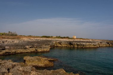 Ostuni, Brindisi, Puglia. Temiz ve berrak suların ve Adriyatik 'in harika kıyılarının muhteşem manzarası..