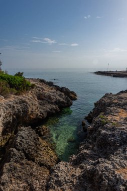 Ostuni, Brindisi, Puglia. Temiz ve berrak suların ve Adriyatik 'in harika kıyılarının muhteşem manzarası..