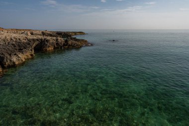 Ostuni, Brindisi, Puglia. Temiz ve berrak suların ve Adriyatik 'in harika kıyılarının muhteşem manzarası..