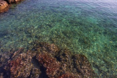 Ostuni, Brindisi, Puglia. Temiz ve berrak suların ve Adriyatik 'in harika kıyılarının muhteşem manzarası..