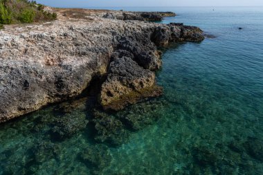 Ostuni, Brindisi, Puglia. Temiz ve berrak suların ve Adriyatik 'in harika kıyılarının muhteşem manzarası..