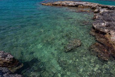 Ostuni, Brindisi, Puglia. Temiz ve berrak suların ve Adriyatik 'in harika kıyılarının muhteşem manzarası..