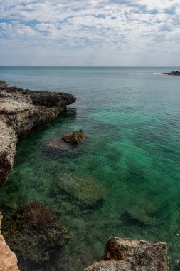 Ostuni, Brindisi, Puglia. Temiz ve berrak suların ve Adriyatik 'in harika kıyılarının muhteşem manzarası..