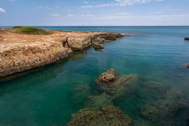 Ostuni, Brindisi, Puglia. Temiz ve berrak suların ve Adriyatik 'in harika kıyılarının muhteşem manzarası..