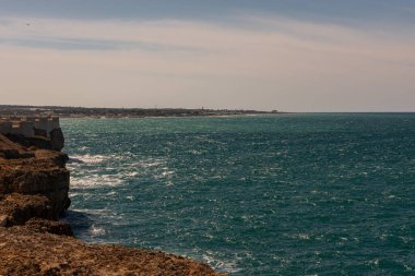 Kısrak başına polignano. Puglia, Almanya 'nın Bari eyaletinde yer alan bir şehirdir. Şehrin en eski kısmı Adriyatik Denizi 'ne bakan kayalık bir çıkıntının üzerinde duruyor..