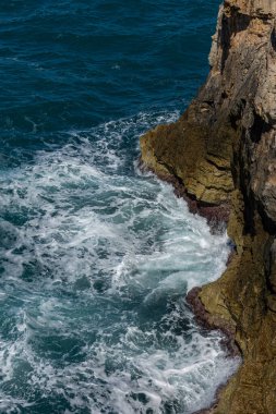 Kısrak başına polignano. Puglia, Almanya 'nın Bari eyaletinde yer alan bir şehirdir. Şehrin en eski kısmı Adriyatik Denizi 'ne bakan kayalık bir çıkıntının üzerinde duruyor..
