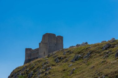 Abruzzo, Rocca Calascio. Rocca, Calascio belediyesinin L 'Aquila ilindeki Abruzzo şehrinde deniz seviyesinden 1450 metre yükseklikte, kasabanın hemen üstünde yer almaktadır..
