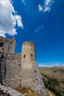 Abruzzo, Rocca Calascio. Rocca, Calascio belediyesinin L 'Aquila ilindeki Abruzzo şehrinde deniz seviyesinden 1450 metre yükseklikte, kasabanın hemen üstünde yer almaktadır..