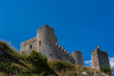 Abruzzo, Rocca Calascio. Rocca, Calascio belediyesinin L 'Aquila ilindeki Abruzzo şehrinde deniz seviyesinden 1450 metre yükseklikte, kasabanın hemen üstünde yer almaktadır..