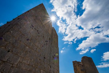Abruzzo, Rocca Calascio. Rocca, Calascio belediyesinin L 'Aquila ilindeki Abruzzo şehrinde deniz seviyesinden 1450 metre yükseklikte, kasabanın hemen üstünde yer almaktadır..