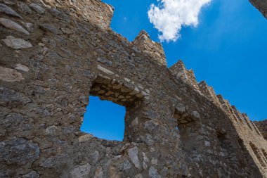 Abruzzo, Rocca Calascio. Rocca, Calascio belediyesinin L 'Aquila ilindeki Abruzzo şehrinde deniz seviyesinden 1450 metre yükseklikte, kasabanın hemen üstünde yer almaktadır..