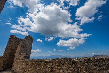 Abruzzo, Rocca Calascio. Rocca, Calascio belediyesinin L 'Aquila ilindeki Abruzzo şehrinde deniz seviyesinden 1450 metre yükseklikte, kasabanın hemen üstünde yer almaktadır..